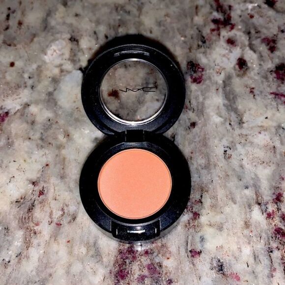 MAC Cosmetics young and in love eyeshadow NWOB - Picture 2 of 2